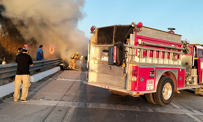 Se incendia tráiler y chofer resulta lesionado al sur de Empalme