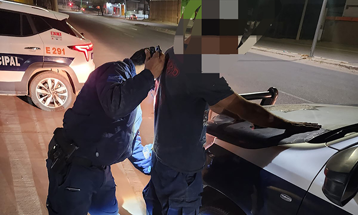 Sorprenden a dos transeúntes con droga en distintas colonias