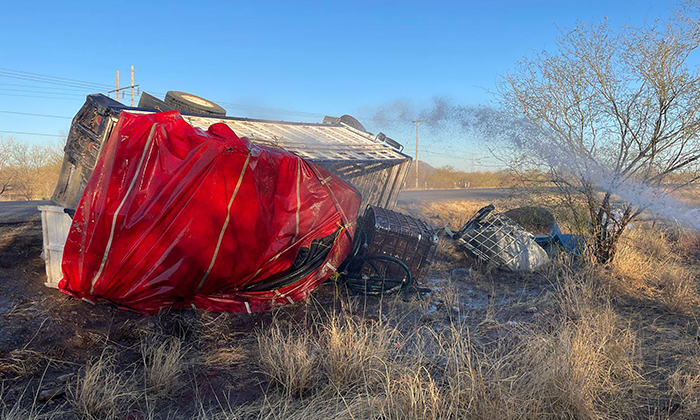Vuelca tráiler cargado con “huachicol” en la carretera a La Colorada