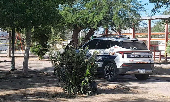 Hallan muerto a hombre en kiosco de plaza en el Centro