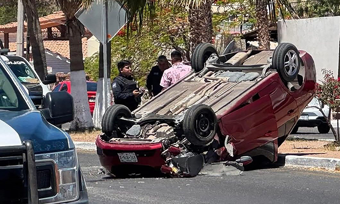 Resulta mujer lesionada en volcamiento en San Carlos