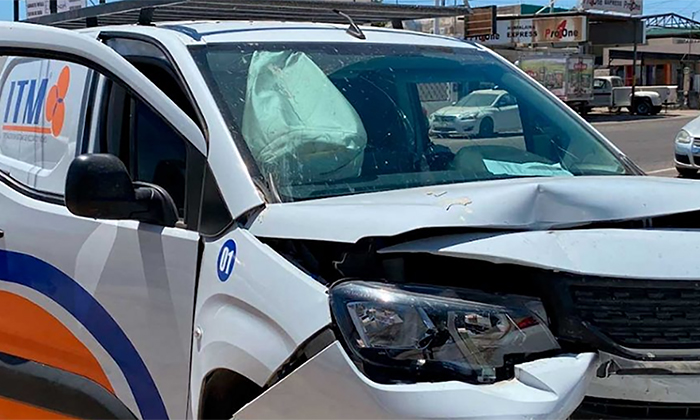 Impacta vehículo una papelería en la colonia San Benito