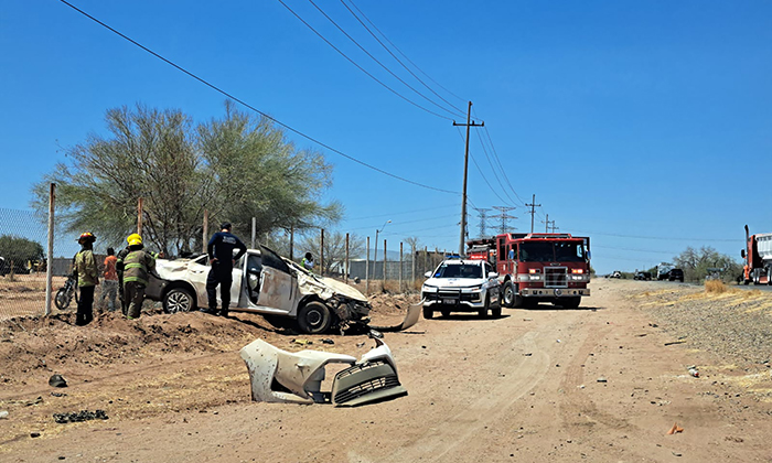 Resultan tres heridos en volcamiento de auto en la carretera 26