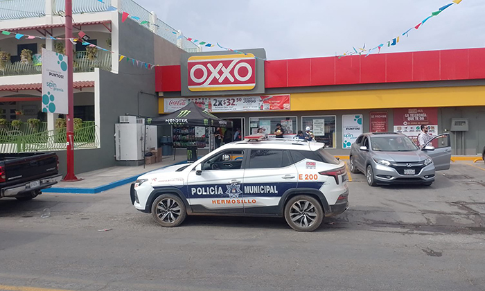 Obliga a cajera a depositarle dinero y lo arrestan en la colonia Villa Mercedes