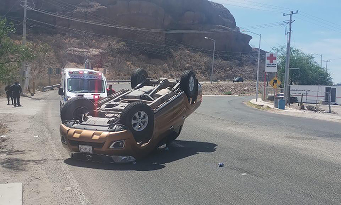 Resultan cuatro lesionados en volcamiento en San Carlos Nuevo Guaymas
