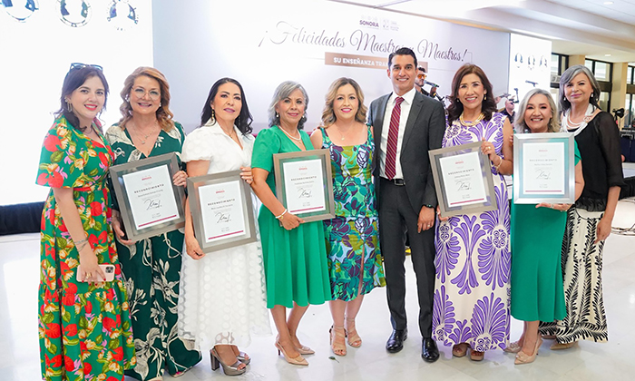 Reconocen a maestros en su día; Autoridades educativas