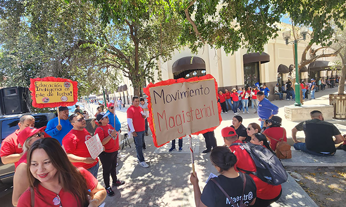 Siguen manifestaciones de maestros federalizados; Acuden al Mercado Municipal