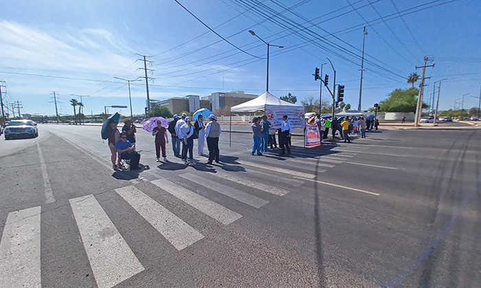 Bloquean bulevares trabajadores de IMSS Bienestar en la confluencia de Quintero Arce y Colosio