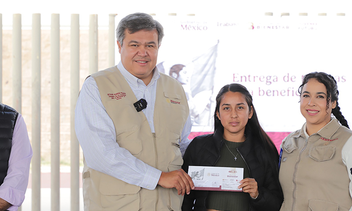 Entregan beca a jóvenes construyendo el futuro