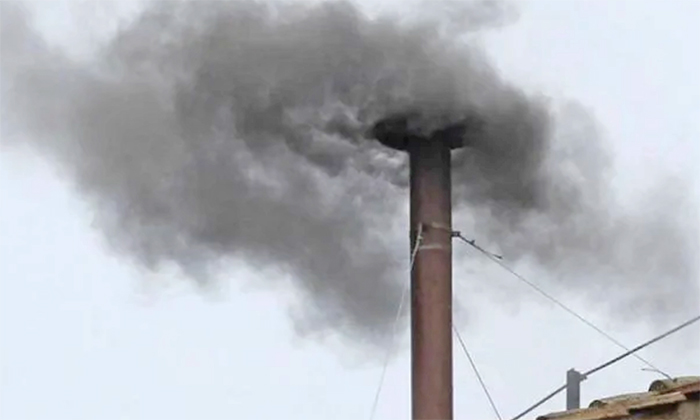 Inicia cónclave sin acuerdo sobre próximo Papa; Sale humo negro de la chimenea