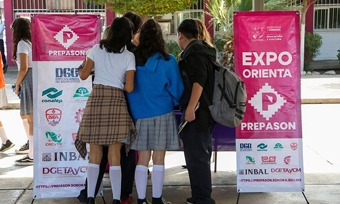 Exponen oferta educativa a jóvenes de secundaria a través de la Expo Orienta