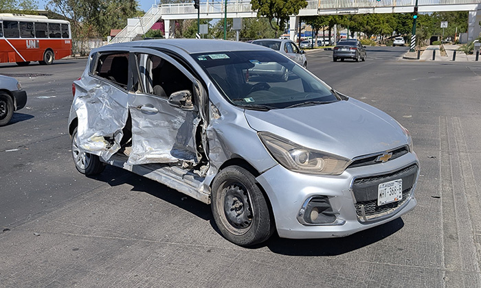 Resultan dos heridos en choque en la colonia La Huerta