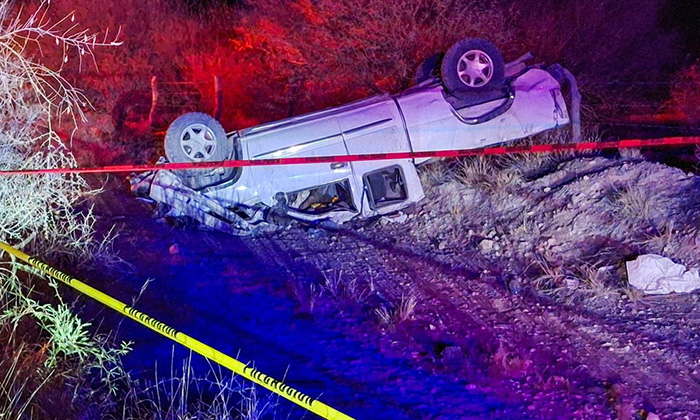 Muere hombre al volcarse en la carretera a Mazatán