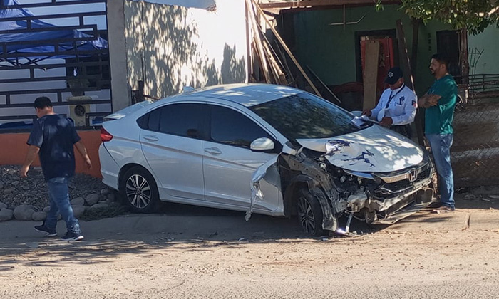Impacta auto estacionado y huye en la colonia Camino Real
