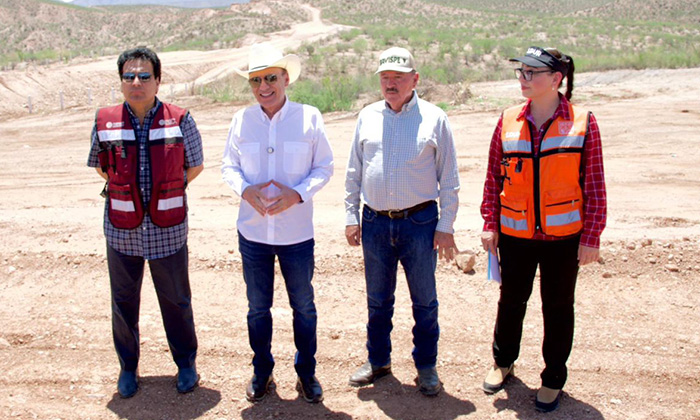 El gobernador Alfonso Durazo supervisa carretera Bavispe-Nuevo Casas Grandes