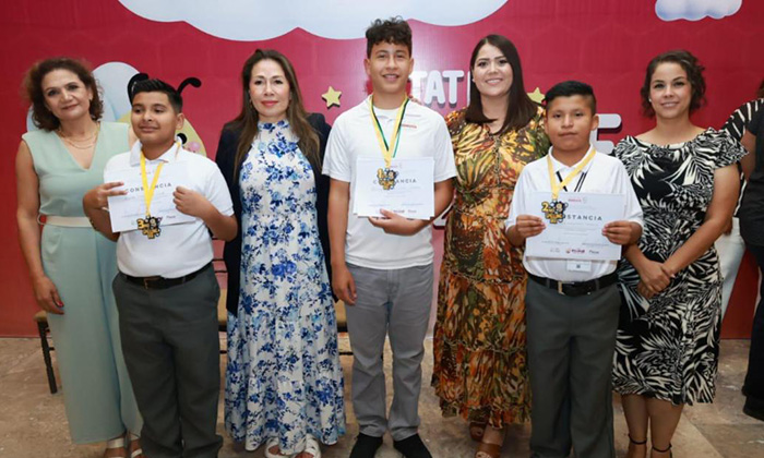Autoridades educativas reconocen a concursantes de Spelling Bee 2025