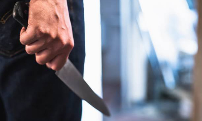 Buscan a sujeto que amenazó con cuchillo