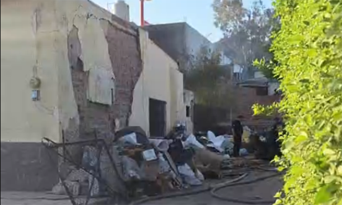 Sofocan incendio en casa de acumuladores en el Centro de la ciudad