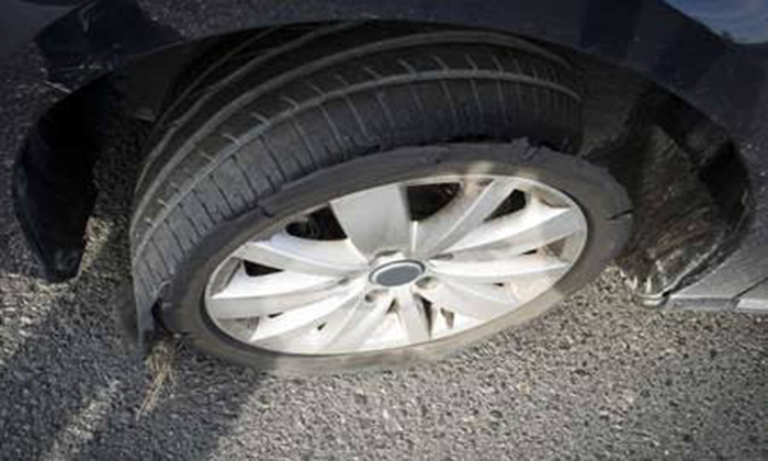 Queda auto embancado luego de salirse del camino