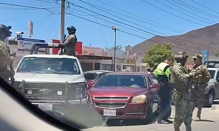 Choca camioneta de Marina a vehículo en Guaymas Norte