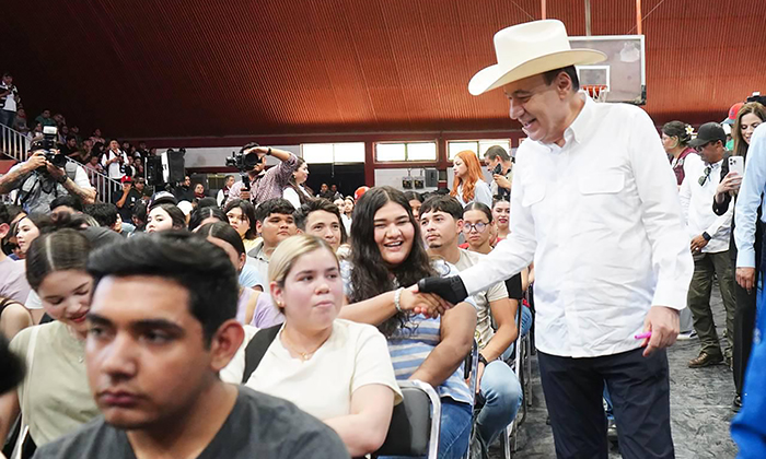 Lleva gobernador becas y apoyos a familias en el sur del estado