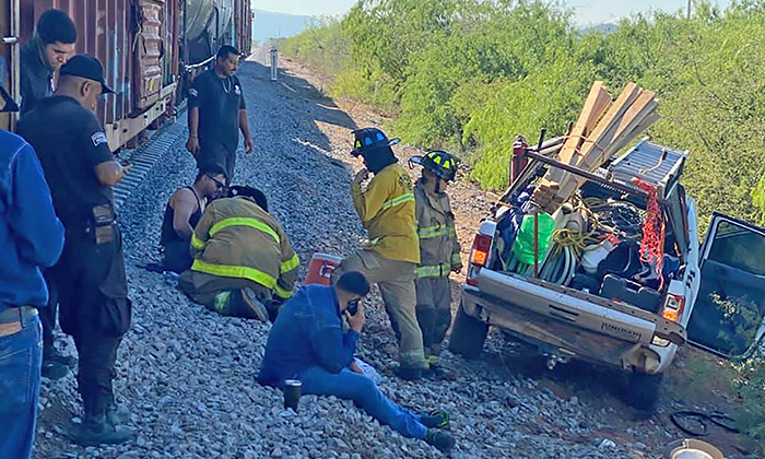Se impacta pick up contra tren; Dos hombres se salvan de milagro