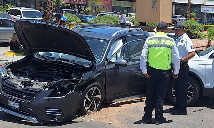 Protagonizan aparatoso choque en el bulevar Colosio