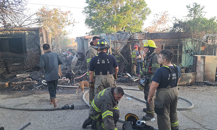 Consume incendio una vivienda en la colonia San Luis