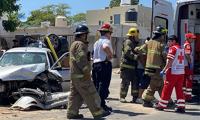 Salen cinco heridos en choque volcadura en la colonia Cuatro Olivos