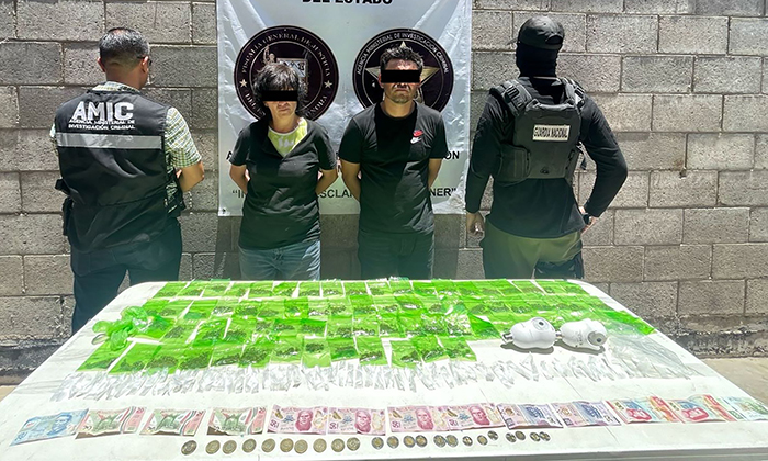 Arrestan a dos narcomenudistas con 135 dosis en cateo en pleno Centro