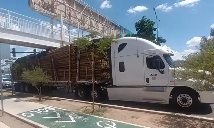 Se atora tractocamión en puente peatonal en el bulevar Encinas y De las Américas