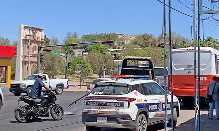 Embiste camión urbano a motocicleta en el bulevar Vildósola
