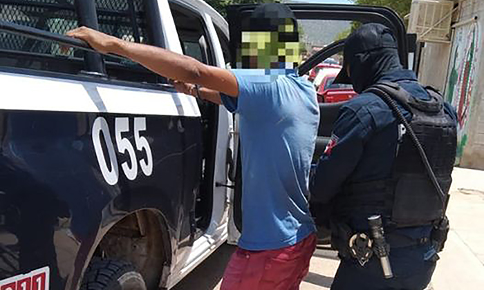 Aprehenden a dos presuntos “tiradores” de droga; Agentes preventivos
