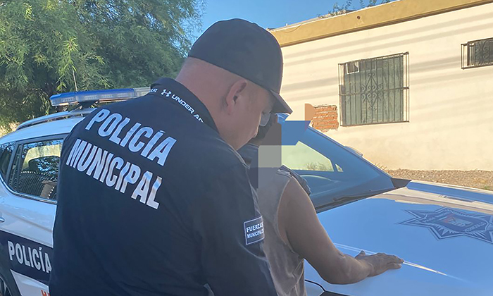 Detienen a par de sujetos armados; Agentes municipales
