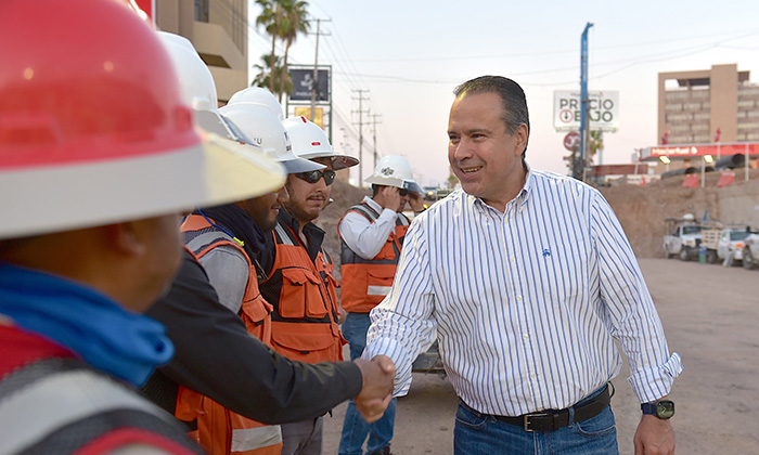 Avanza construcción de paso a desnivel; Recorre Toño Astiazarán la obra