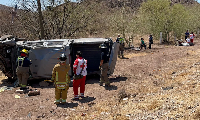 Resultan tres heridos al volcarse en la carretera federal México 15