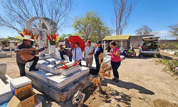 Con música y flores familias celebran Día del Padre en panteones de Hermosillo