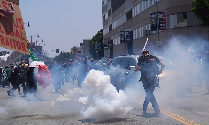 Guardia Nacional enfrenta a manifestantes latinos en Los Ángeles, California
