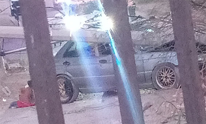 Derriba auto un poste y conductor lo abandona en la colonia Bellavista