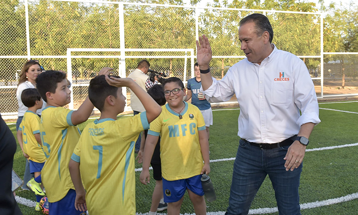 Entrega Toño Astiazarán campo de futbol rehabilitado en el fraccionamiento Villas del Mediterráneo