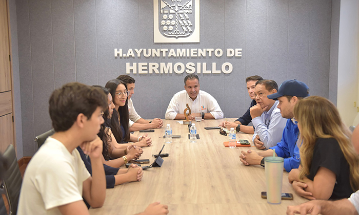 Cumple Toño Astiazarán a ganadores de Hackathón; Hará realidad proyectos