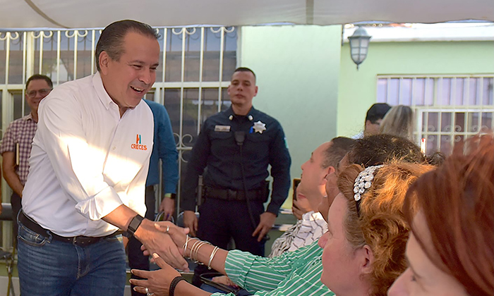 Acerca Toño Astiazarán servicios municipales a vecinos en la colonia Ley 57