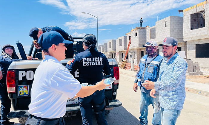 Entregan agua embotellada a trabajadores de la construcción; Agentes de la Policía Estatal