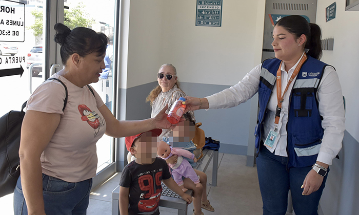 Invitan a usar y cuidar las paradas de camión refrigeradas; Integrantes del Instituto Hermosillense de la Juventud