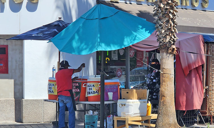 Aumenta demanda de aguas frescas por el calor en el Centro de la ciudad