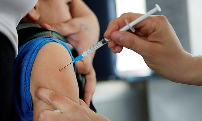 Llaman a niños y adultos a vacunarse contra sarampión; Autoridades de Salud