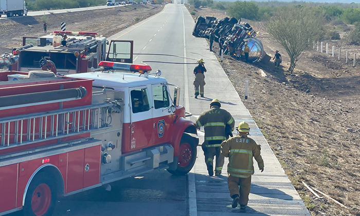 Vuelca tráiler cargado con turbosina en carretera de libramiento Guaymas-Obregón