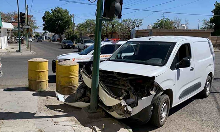 Mujer sale herida en colisión en la colonia Olivares