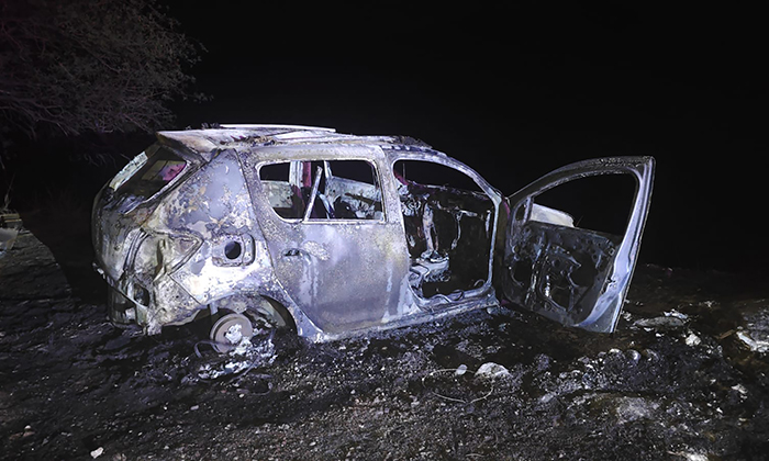 Arde vehículo en Carretera a Mina Pilares de Nyco; Fue totalmente consumido