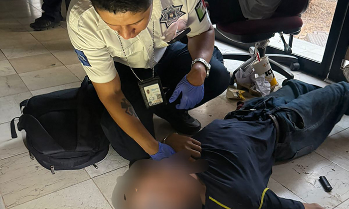Auxilia agente policiaco a joven enfermo tras sufrir ataque de epilepsia